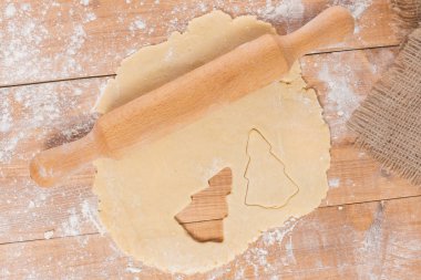 Noel kurabiyesi, oklava, bir tablo için bir ahşap tahta hamur