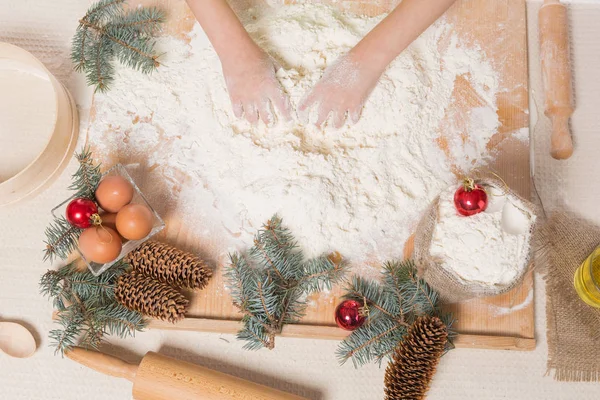 Kızın ellerini yoğurun hamur, un ve malzemeler için Noel kurabiyesi — Stok fotoğraf