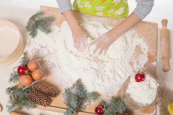 Kızın ellerini yoğurun hamur, un ve malzemeler için Noel kurabiyesi — Stok fotoğraf