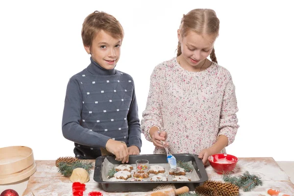 Мальчик и девочка украшают рождественские печенья, общаются, эмоции и жесты — стоковое фото