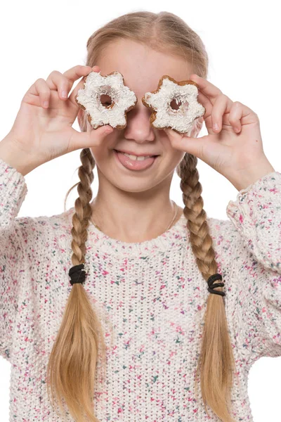 女の子を飾るクリスマスのクッキー、クッキー、カメラで女の子、感情、ジェスチャーに焦点を当てる番組 — ストック写真