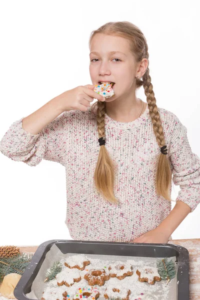 女の子はクリスマスのクッキーを飾る、分離された白のクッキーと笑顔、感情を食べる — ストック写真