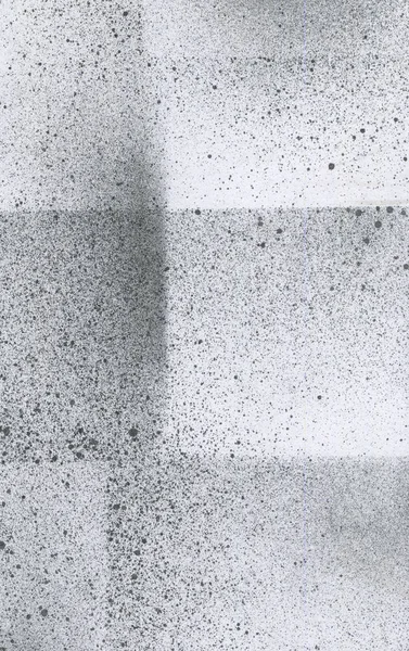 Fond d'écran avec effet aérographe. Peinture acrylique noire sur papier blanc. De la boue éparpillée. Image macro. Grunge fait main — Photo