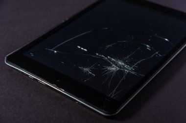 Siyah arkaplanda akıllı telefon veya tablet bilgisayarın bozuk görüntüsü.