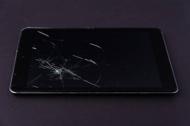 Siyah arkaplanda akıllı telefon veya tablet bilgisayarın bozuk görüntüsü.