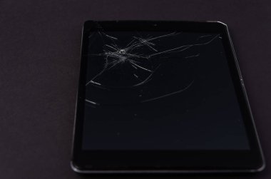 Siyah arkaplanda akıllı telefon veya tablet bilgisayarın bozuk görüntüsü.