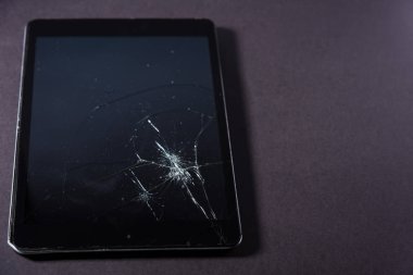 Siyah arkaplanda akıllı telefon veya tablet bilgisayarın bozuk görüntüsü.