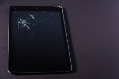 Siyah arkaplanda akıllı telefon veya tablet bilgisayarın bozuk görüntüsü.