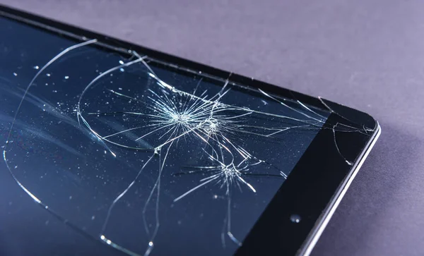 Siyah arkaplanda akıllı telefon veya tablet bilgisayarın bozuk görüntüsü.