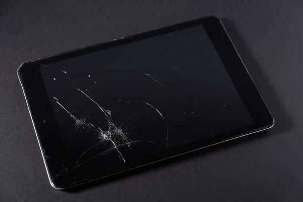 Siyah arkaplanda akıllı telefon veya tablet bilgisayarın bozuk görüntüsü.