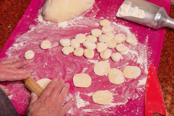 Cocinar Cocina Del Plato Nacional Ucraniano Utilizando Masa Harina Blanca —  Fotos de Stock