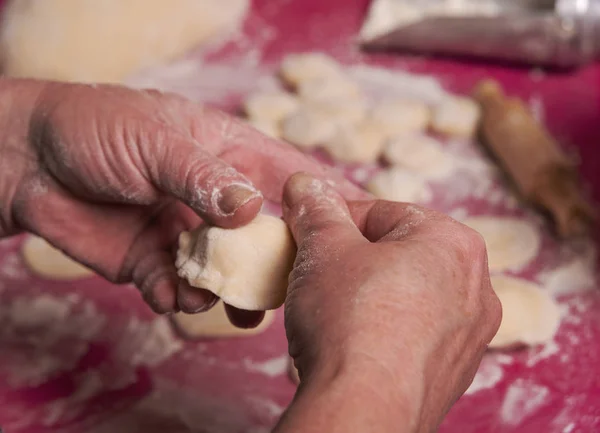 Cocinar Cocina Del Plato Nacional Ucraniano Utilizando Masa Harina Blanca — Foto de Stock