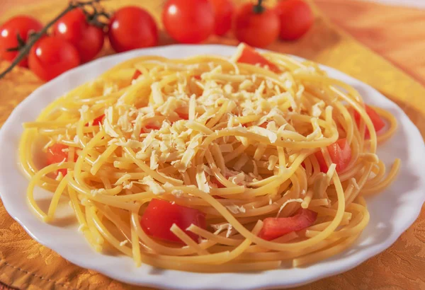 意大利意大利意大利意大利面 白盘上 撒满香料 点缀着辣椒西红柿 — 图库照片