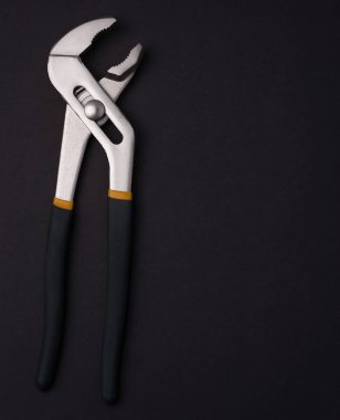 Siyah ve beyaz arkaplanda anahtar tutuluyor.