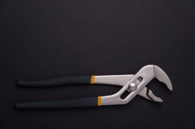 Siyah ve beyaz arkaplanda anahtar tutuluyor.