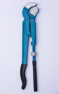 Siyah ve beyaz arkaplanda mavi gaz anahtarı.