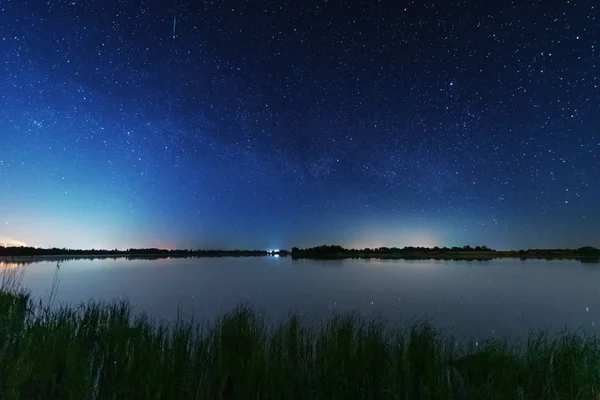 Egy Varázslatos Csillagos Éjszaka Folyóparton Egy Nagy Fával Tejszerű Égbolttal — Stock Fotó