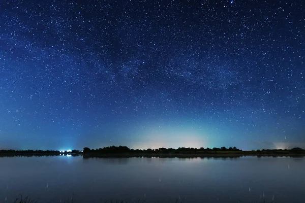 Uma Noite Estrelada Mágica Margem Rio Com Uma Árvore Grande — Fotografia de Stock