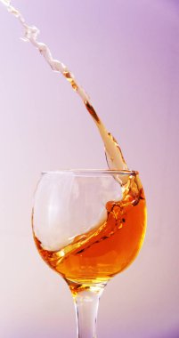 Alkollü bardaklar ve sıvı damlalar.