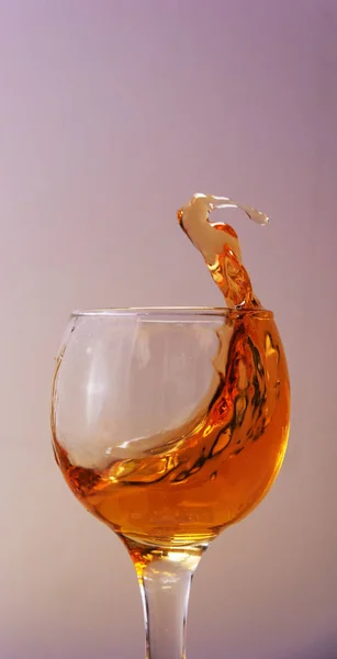 Vidrio Con Bebida Alcohólica Salpicaduras Con Gota Líquida — Foto de Stock