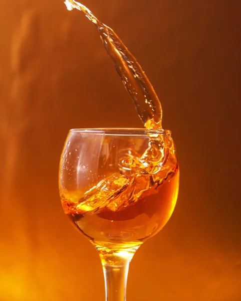 Glas Met Alcoholische Drank Spetters Met Vloeibare Druppel — Stockfoto