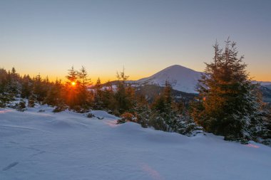 Ukrayna Karpatları 'nın karlı kış dağlarında akşam zirvelerinin güzel manzaralı turistleri..