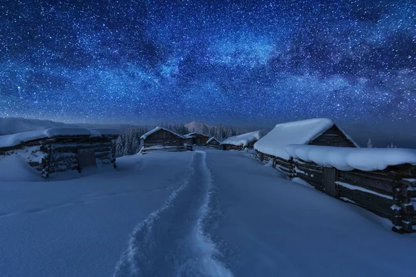 Çadırları olan turistlerin arka planında parlak Samanyolu ile uzay yıldızlı geceler.