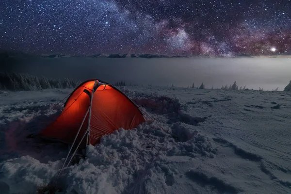 Космические Звездные Ночи Ярким Млечным Путем Фоне Туристов Палатками — стоковое фото
