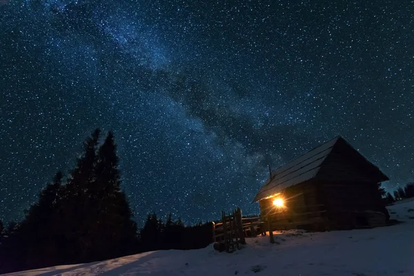在带着帐篷的观光客的背景下 星夜闪烁着明亮的银河 — 图库照片