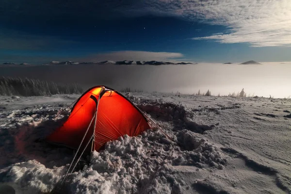 Çadırları Olan Turistlerin Arka Planında Parlak Samanyolu Ile Uzay Yıldızlı — Stok fotoğraf