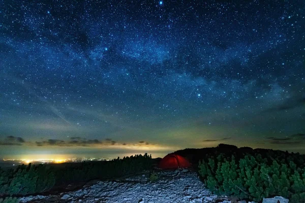 Weltraumsternennächte Mit Heller Milchstraße Vor Der Kulisse Von Touristen Mit — Stockfoto