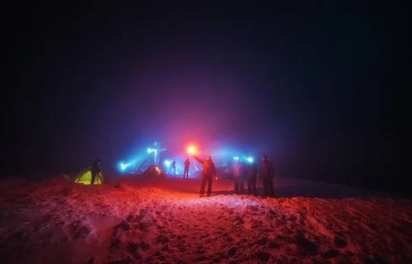 喀尔巴阡山脉冬季的美丽风景 天空中有迷人的银河般的旅游帐篷 山谷中有雪屋 — 图库照片