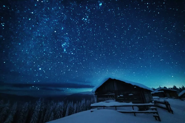 Bajkowe Krajobrazy Zimowych Karpat Uroczą Mleczną Drogą Niebie Namioty Turystyczne — Zdjęcie stockowe