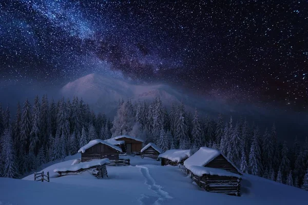 喀尔巴阡山脉冬季的美丽风景 天空中有迷人的银河般的旅游帐篷 山谷中有雪屋 — 图库照片