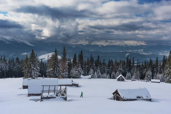 Turistas Bem Equipados Percorrem Cumes Inverno Apreciam Beleza Das Montanhas — Fotografia de Stock