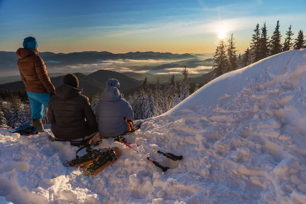 Turistas Bien Equipados Recorran Las Crestas Invierno Disfruten Belleza Las — Foto de Stock