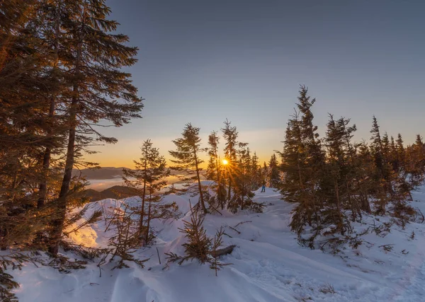 設備の整った観光客 冬の尾根を旅し 周囲の山々の美しさをお楽しみください — ストック写真