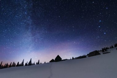 Gökyüzünde Samanyolu, Venüs ve vadideki güzel dağ kulübelerini aydınlatan milyonlarca yıldızla dağlarda parlak bir yıldız gecesi..