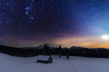 Gökyüzünde Samanyolu, Venüs ve vadideki güzel dağ kulübelerini aydınlatan milyonlarca yıldızla dağlarda parlak bir yıldız gecesi..