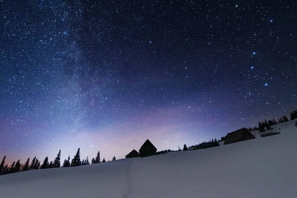 Una Brillante Noche Estrellada Las Montañas Con Vía Láctea Cielo — Foto de Stock