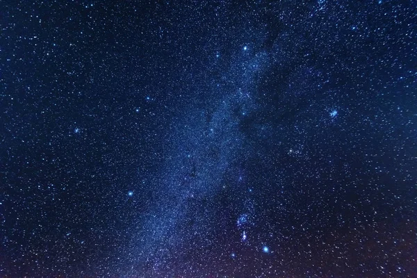 Gökyüzünde Samanyolu, Venüs ve vadideki güzel dağ kulübelerini aydınlatan milyonlarca yıldızla dağlarda parlak bir yıldız gecesi..