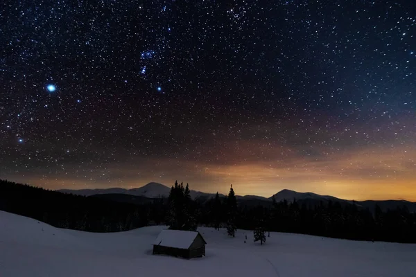 Gökyüzünde Samanyolu, Venüs ve vadideki güzel dağ kulübelerini aydınlatan milyonlarca yıldızla dağlarda parlak bir yıldız gecesi..
