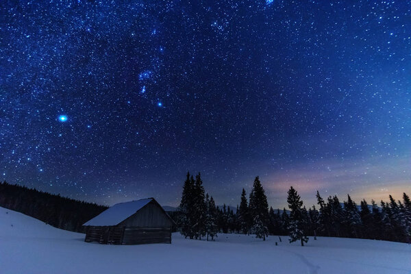 Яркая звездная ночь в горах с Млечным Путем в небе, Венера и миллионы звезд, подчеркивающих красивые горные хижины в долине
.