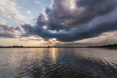 Nehirde güzel bir yaz manzarası, güzel bir akşam gökyüzü.