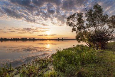 Nehirde güzel bir yaz manzarası, güzel bir akşam gökyüzü.