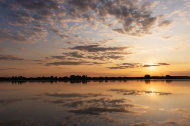 Nehirde güzel bir yaz manzarası, güzel bir akşam gökyüzü.