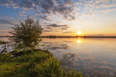 Nehirde güzel bir yaz manzarası, güzel bir akşam gökyüzü.
