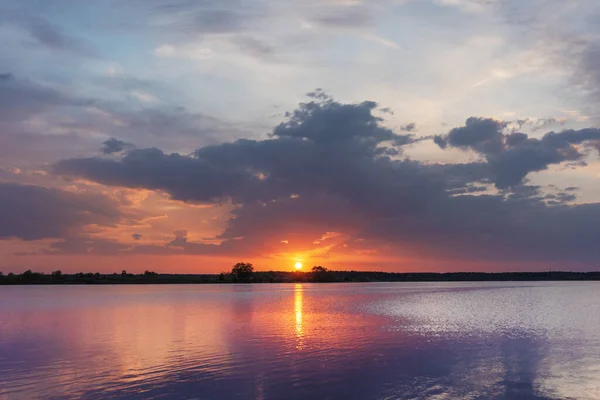Nehirde güzel bir yaz manzarası, güzel bir akşam gökyüzü.