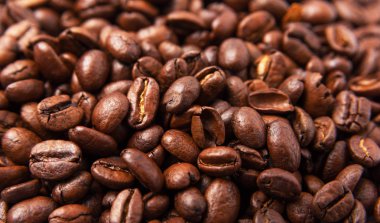 Beyaz arkaplanda kahve çekirdekleri.