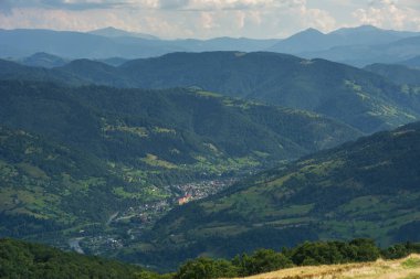 Güzel dağ manzaralı Ukrayna Karpatları 'nda yaz mevsimi